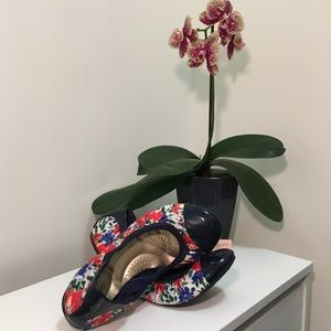 DexFlex Comfort Floral & Navy Blue Flats. Size 9.5